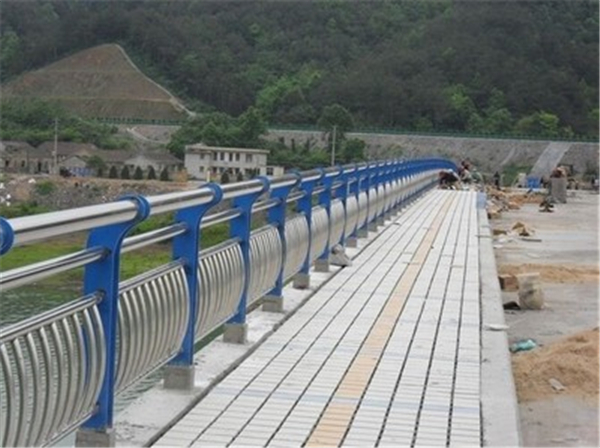 漯河不锈钢桥梁护栏的特性及其在现代建筑中的应用